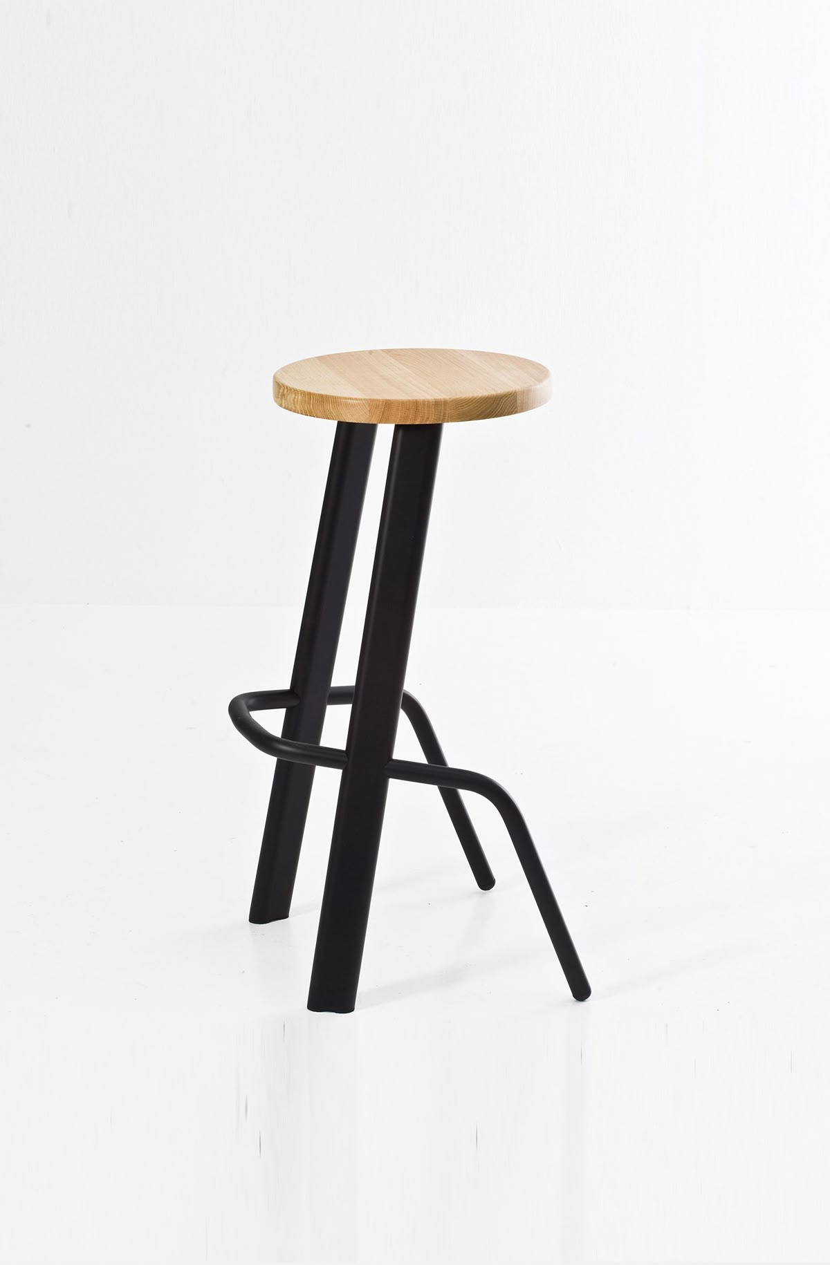 Industrial Minimalist Bar Stool, Natural Wood Seat with Black Steel Base, 30cm Round Top, 3-Legged Design with Footrest for Kitchen, Studio, Office