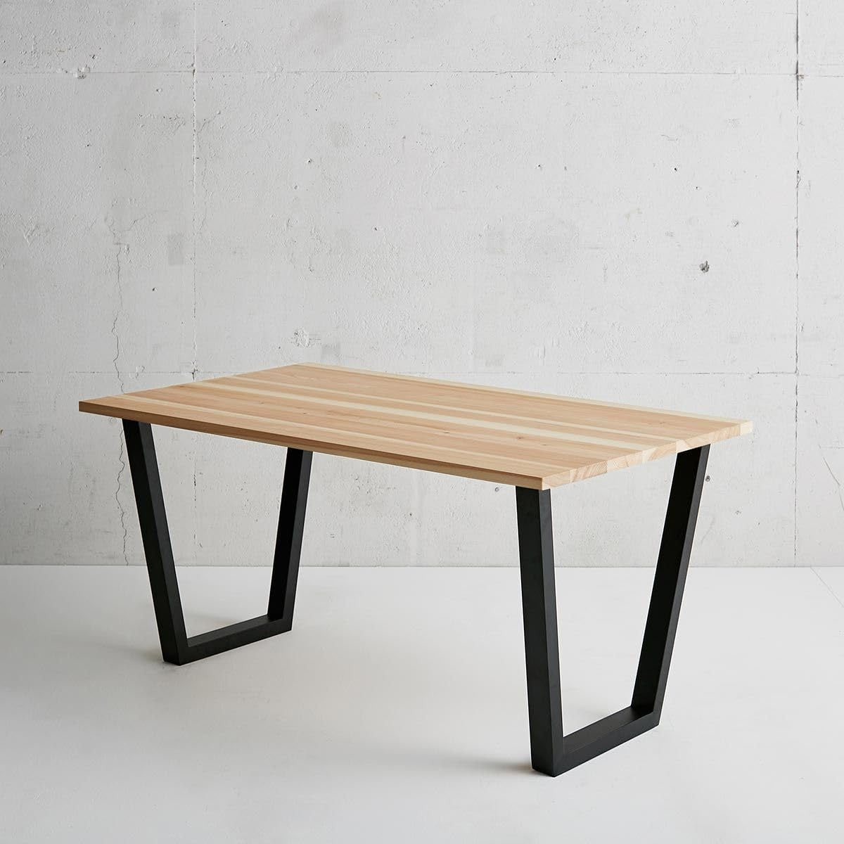 Modern Wood Desk, Light Natural Wood Top with Black Metal V-Shaped Legs, Industrial Contemporary Style, 140x70x75 cm